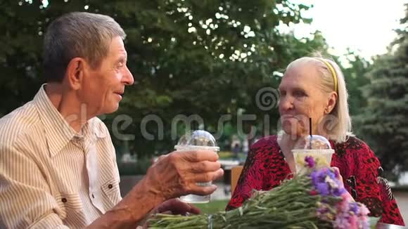 一对老夫妇坐在咖啡屋里喝着柠檬水视频的预览图