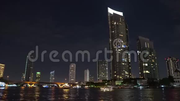 在河岸上的大都市的企业建筑热闹城市的商业中心视频的预览图
