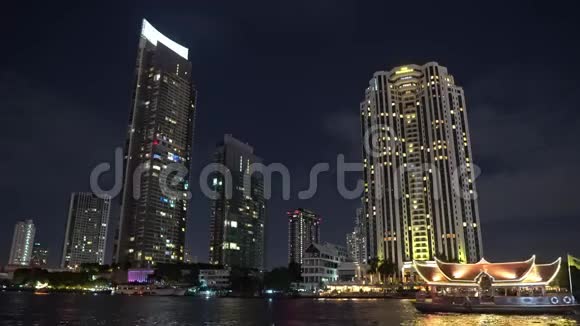 河岸上的大都市商业区摩天大楼办公室窗户里的光业务视频的预览图