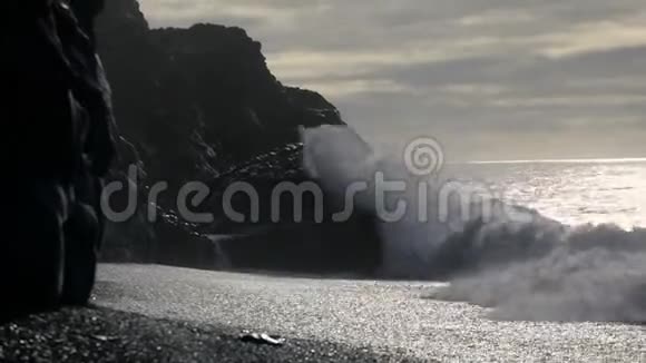波浪在岩石上撞击并四处飞舞视频的预览图