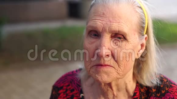 一个满脸皱纹的老悲伤女人的特写视频的预览图