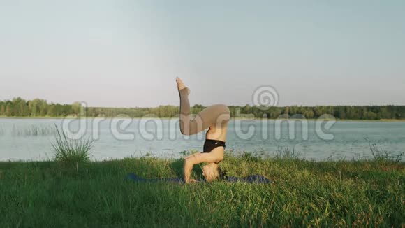 日出时在户外做瑜伽的漂亮女孩早上训练健身女孩视频的预览图