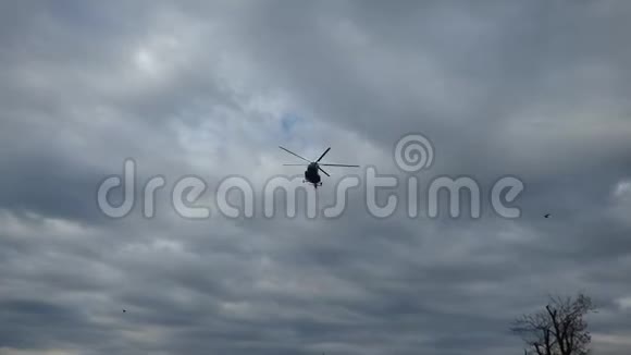 俄罗斯民用直升机在摄像机上方起飞视频的预览图