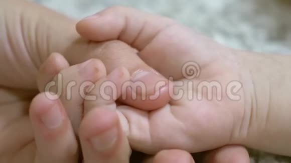 妈妈牵着小宝宝的手母婴护理幼儿特写视频的预览图