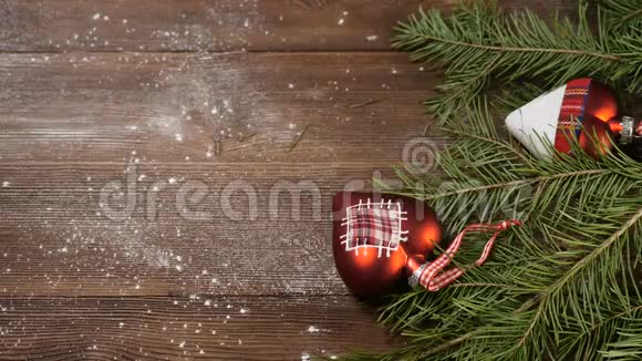 新年和圣诞快乐20192020有木制背景装饰的圣诞树女人的手放了一杯视频的预览图