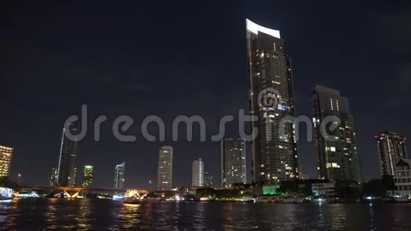 大都会河岸上的企业建筑晚上办公室窗户上的灯视频的预览图