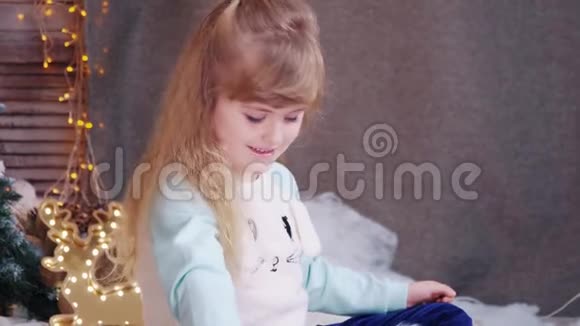 快乐可爱的金发小女孩正在给白兔喂胡萝卜视频的预览图