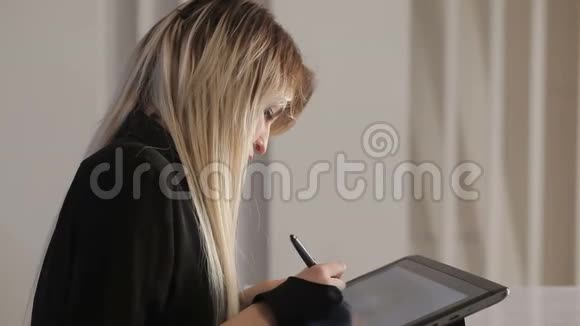 女孩艺术家在她的工作室里的专业平板电脑上画一支数字笔视频的预览图