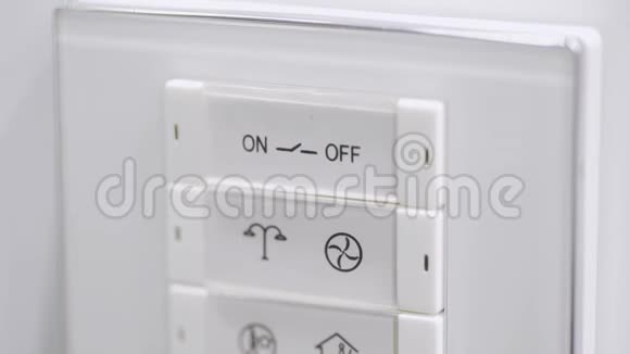 长方形白色框架电子垫按钮安装在墙上视频的预览图