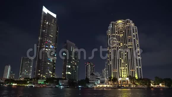 在大都市的商务中心的办公大楼夜城从河中眺望城市风格视频的预览图