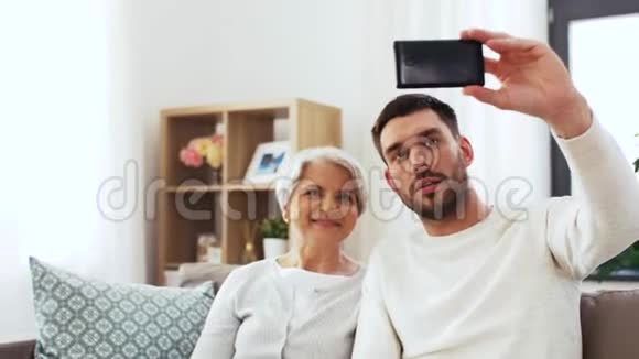 年长母亲和成年儿子在家自拍视频的预览图