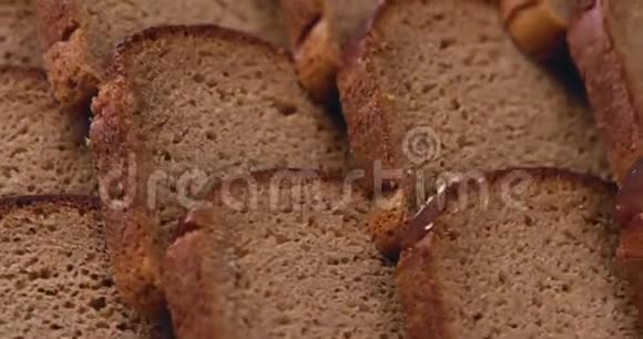 层叠的棕色面包片视频的预览图