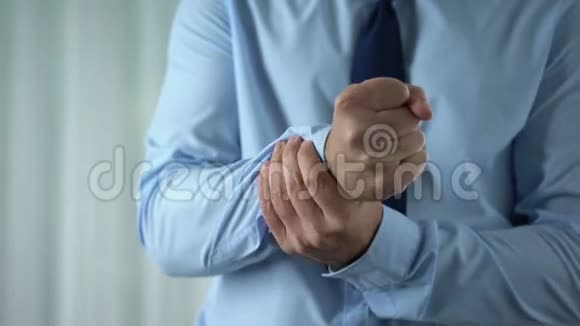 男性经理感觉手腕疼痛关节炎症腕管综合症视频的预览图