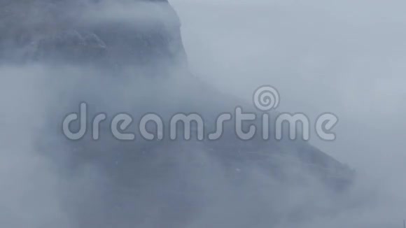 山上的冬天雾视频的预览图