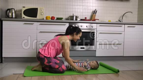 配合女性和婴儿一起做瑜伽视频的预览图