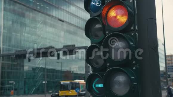 在德国首都柏林中心的十字路口一个典型的红绿灯绿色箭头打开了视频的预览图