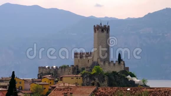 意大利乡村马尔塞辛宁静的小镇嘉达湖畔的城堡浪漫的田园诗般的日落视频的预览图