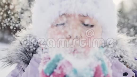 微笑的小女孩吹雪视频的预览图