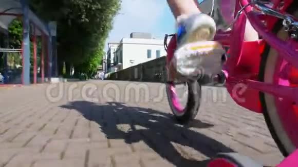 孩子骑一辆粉红色的小自行车视频的预览图