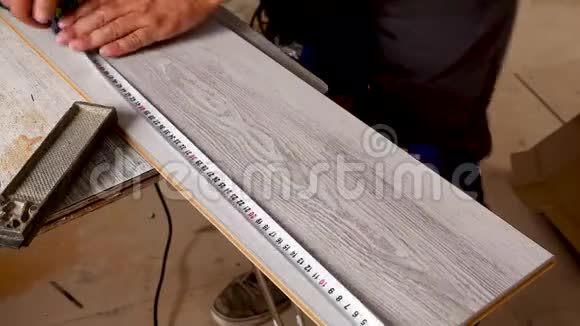 工人用铅笔在尺子上划一条线视频的预览图