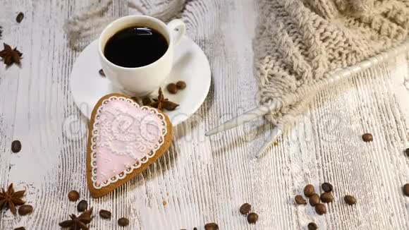 爱情观念情人节一杯新鲜煮好的咖啡和木制背景的心形姜饼视频的预览图