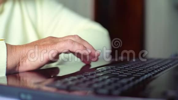提供免费和复印空间可以在家中近距离使用笔记本电脑键盘上网视频的预览图