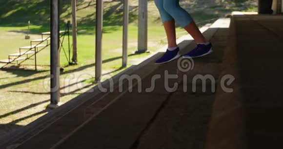 女子运动员在4k运动场地上练习舞步视频的预览图