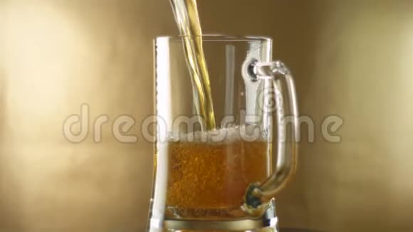 在杯子里围绕着它的轴线旋转啤酒被倒入啤酒上升特写玻璃视频的预览图