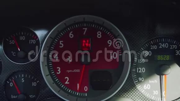 跑车仪表板上转速计数器的视图视频的预览图