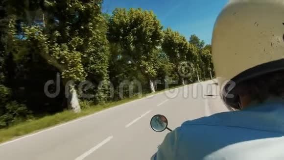 摩托车司机的侧肩视野视频的预览图