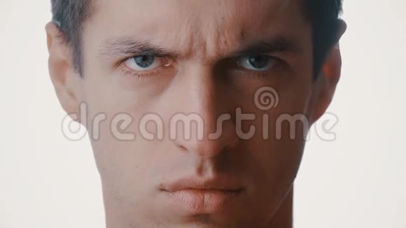 严肃的皱眉男士肖像特写人物系列孤立于白色背景视频的预览图