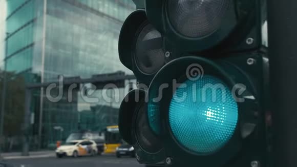 在德国首都柏林中心的十字路口一个典型的红绿灯绿色的灯光视频的预览图