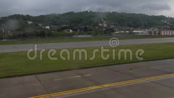 飞机在跑道上滑行从窗户里视频的预览图