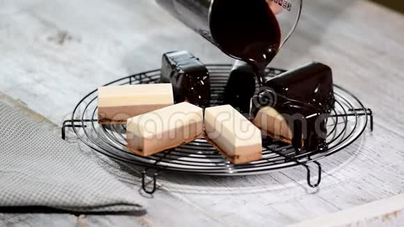 在美味的摩丝甜点上倒入巧克力镜面釉液体美味的甜点烹饪视频的预览图