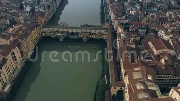 晚上拍摄著名的庞特威奇奥桥和阿尔诺河意大利佛罗伦萨视频的预览图
