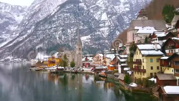 奥地利霍尔斯特湖上的风景小镇视频的预览图