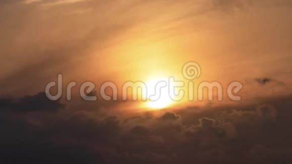 美丽的日落在橙色的云彩后面云彩在日落时移动在天空上天空背景有红云4K版视频的预览图