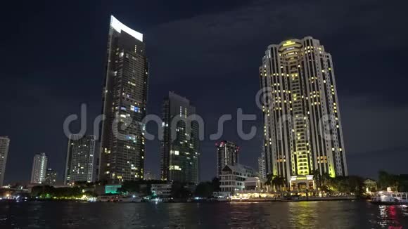 商务中心夜间河岸高层建筑摩天大楼视频的预览图
