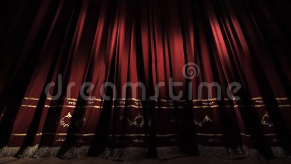 红色剧场幕布拉开景的黑暗景象视频的预览图