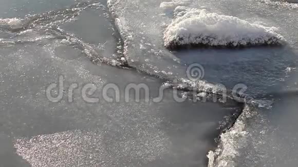 一片片透明融化的冰摆在波浪上特写冬季贝加尔湖视频的预览图