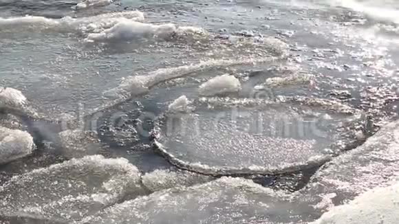 一片片透明融化的冰摆在波浪上特写冬季贝加尔湖视频的预览图