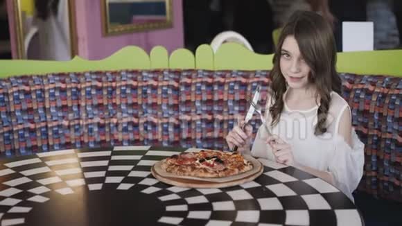 在咖啡馆里准备吃披萨的漂亮女孩的肖像4K视频的预览图