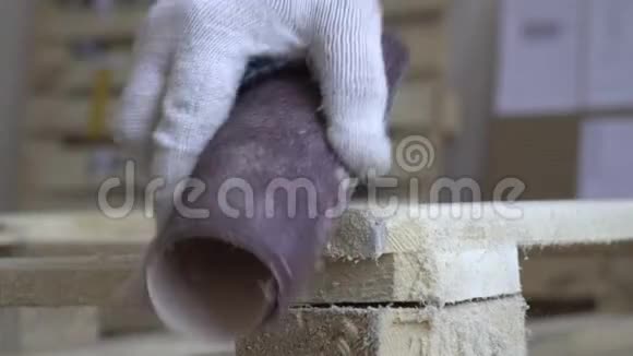 木制品的加工戴着白手套的主人处理一根木梁使用天然木材时的特写镜头视频的预览图