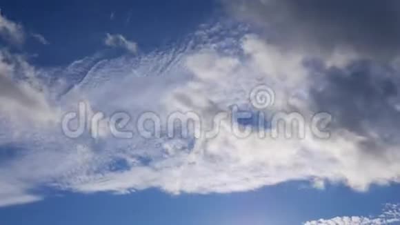云向不同的方向漂浮晴天蓝天视频的预览图