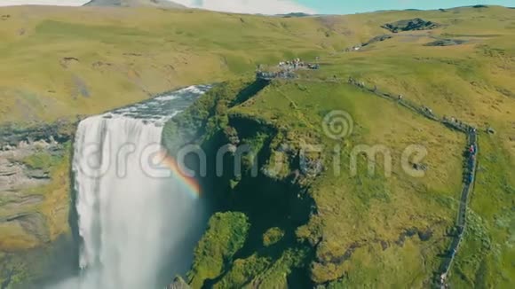 空中飞弹飞过冰岛的斯科加沃斯瀑布视频的预览图