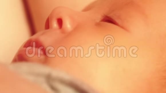 新生儿女婴打哈欠极致特写视频的预览图