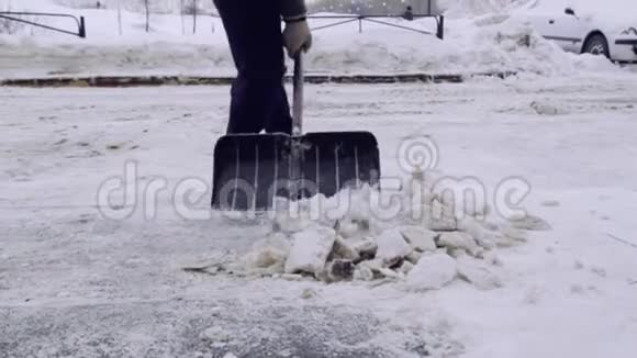 服务公司清理房屋院子及路面冰雪两个穿制服的人在工作视频的预览图