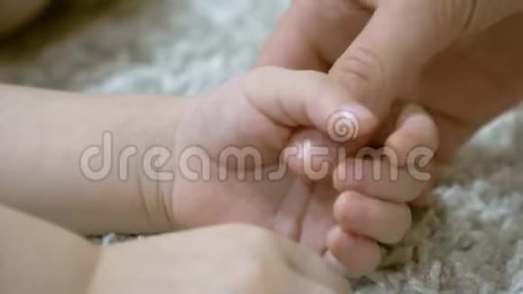 妈妈牵着小宝宝的手母婴护理幼儿特写视频的预览图