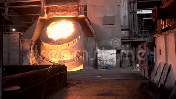 冶金车间内有大缸和钢水重工业概念库存录像热水钢缸视频的预览图