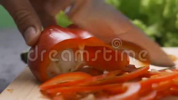 男人切蔬菜做沙拉视频的预览图